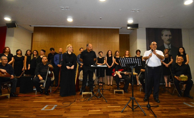 Adana Şehir Hastanesi Korosu Müzik Ziyafeti Sundu