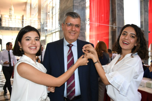 Ayhan Barut’un Rozetini Kızları Taktı
