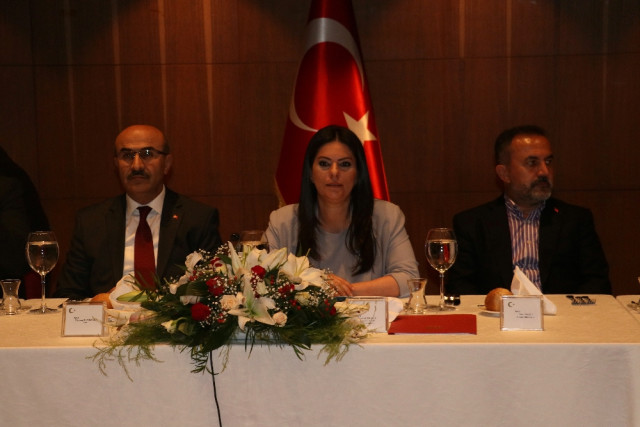 Bakan Sarıeroğlu, Adana Demirspor’un Sorunlarını Dinledi