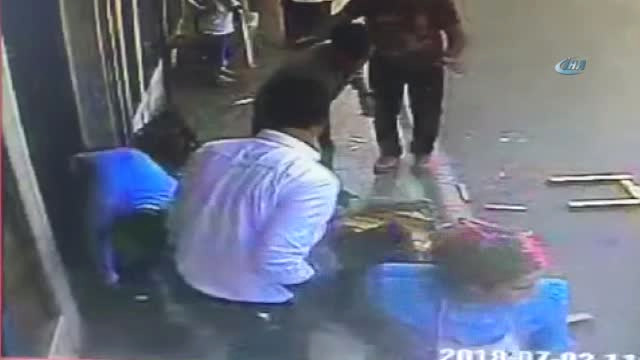 Kamyonet Kaldırımdaki Anne ve 2 Çocuğuna Çarptı… O Anlar Kamerada