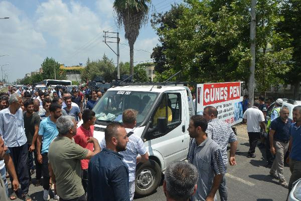 Mahalleli, Kazalara Tepki İçin Yol Kapattı