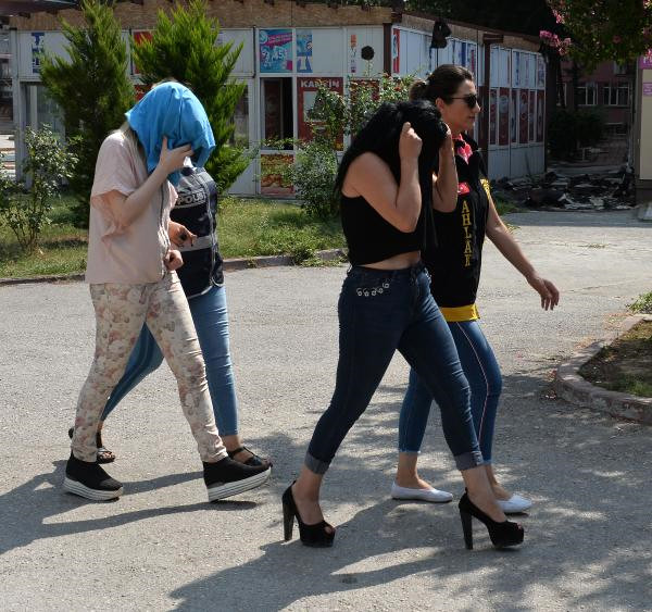 Polis Fuhuş Çetesini Yakalamak İçin Kılıktan Kılığa Girmiş