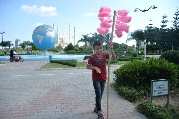 Suriyeli Asaf, Tatil Yapabilmek İçin Pamuk Şeker Satıyor