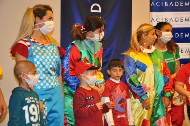 Gönüllü Palyaçolar Lösemili Çocukları Güldürdü