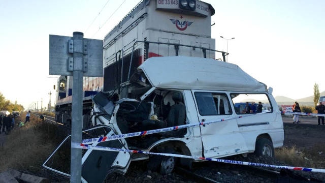 Tren Minibüse Çarptı: 2 Ölü