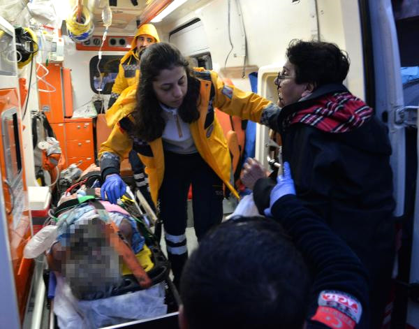 Yangından Mahsur Kalan Yatalak Kadın, Demir Korkuluk Sökülerek Kurtarıldı