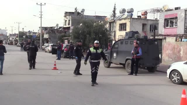 Adana’da Çocuklardan Denetime Katılan Polislere Çiçek