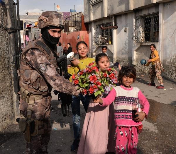 Adana’da Narkotik Uygulamasında Polise Çiçek