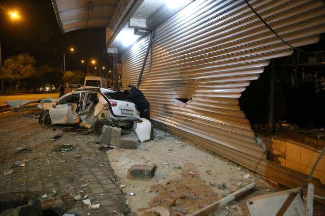 Adana’da Otomobil Direğe ve İş Yerine Çarptı: 2 Yaralı