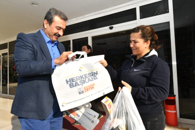 Başkan Çetin Bez Çanta Dağıttı