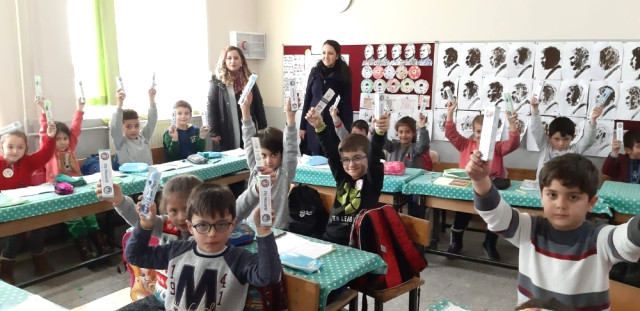 Öğrencilere Diş Macunu ve Fırçası Dağıtıldı