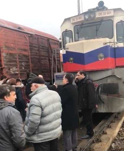 Yer Bulamayınca Treninin Yolunu Kestiler