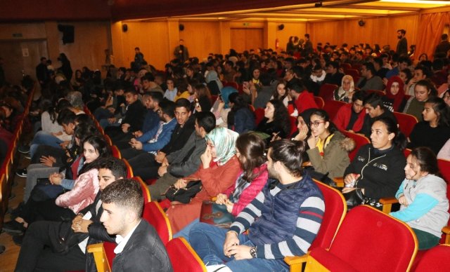 Adana’da Terör Polisi 450 Çocuğu Tiyatroya Götürdü