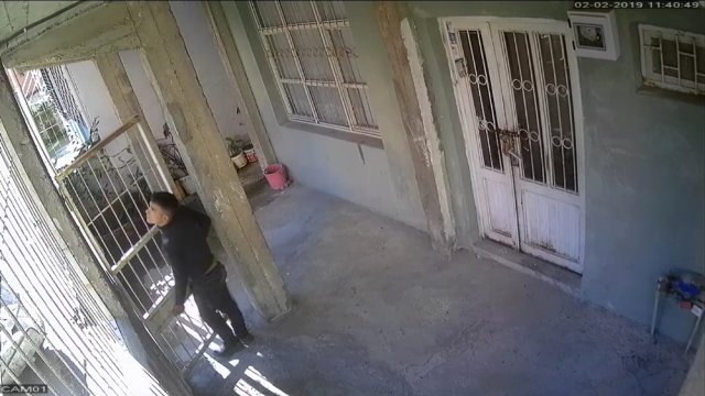 Kapı Hırsızları Güvenlik Kamerasına Yakalandı