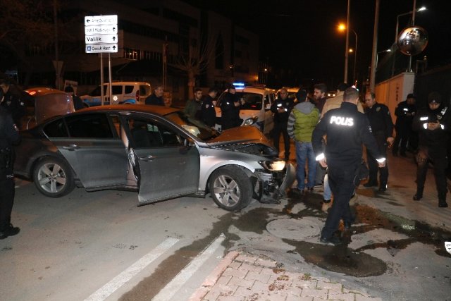 Polisten Kaçtı İl Emniyetin Kapısına Çarpıp Kaza Yaptı
