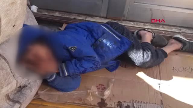 Adana Kağıt Toplama Arabasını Yastık Yapıp Kaldırımda Uyuyan Küçük Çocuk Yürek Burktu