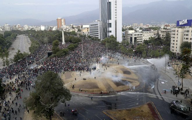 Şili’deki protestolar çatışmaya dönüştü! Molotof kokteyli atılan kadın polisler diri diri yanmaya başladı