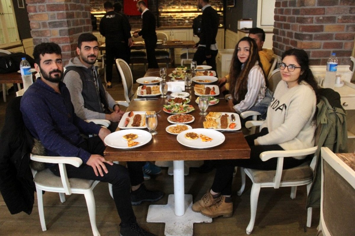 Adanalı esnaflar üniversite öğrencilerine yönelik ücretsiz yemek kampanyası başlattı