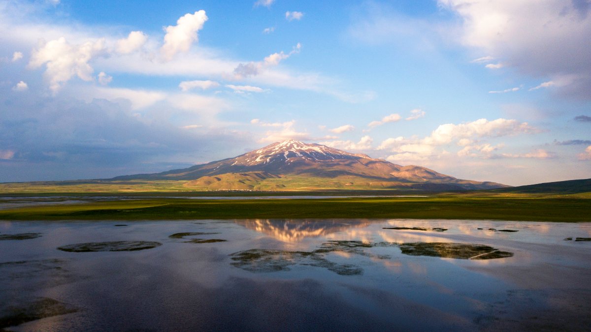 Bitlis’teki Süphan Dağı’nın Cil Gölü’ne yansıması büyüledi