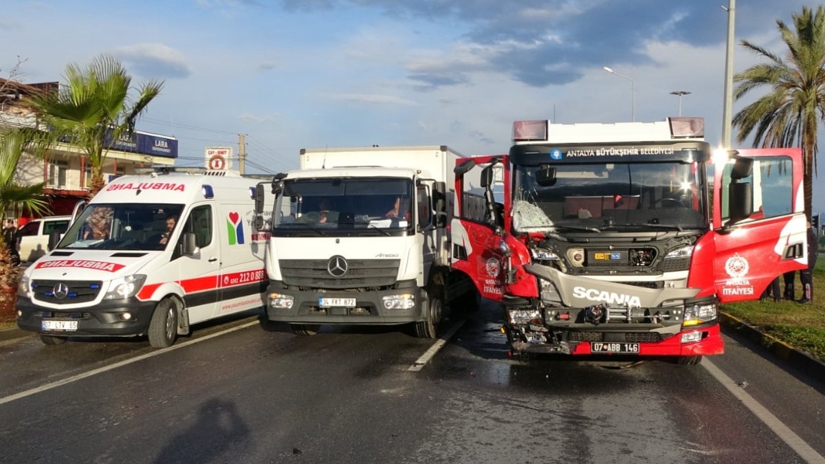 Antalya’da depremzedelere yardıma giden itfaiye aracı kaza yaptı