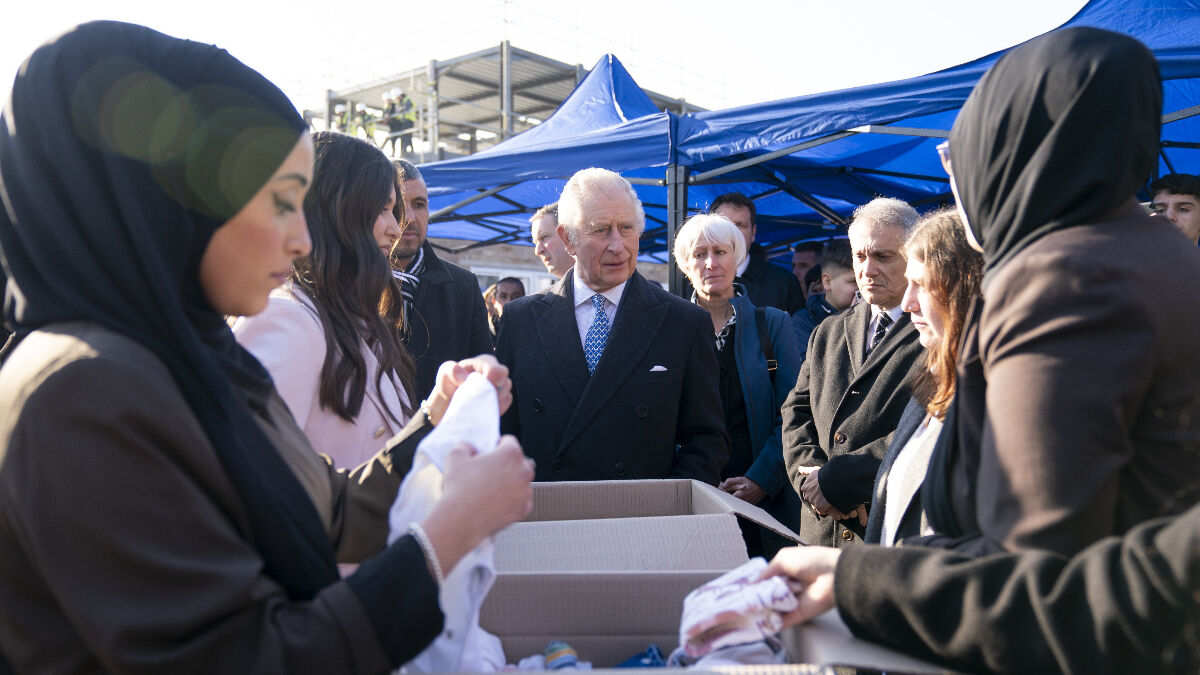 İngiltere Kralı 3. Charles’ten yardım gönüllülerine ziyaret