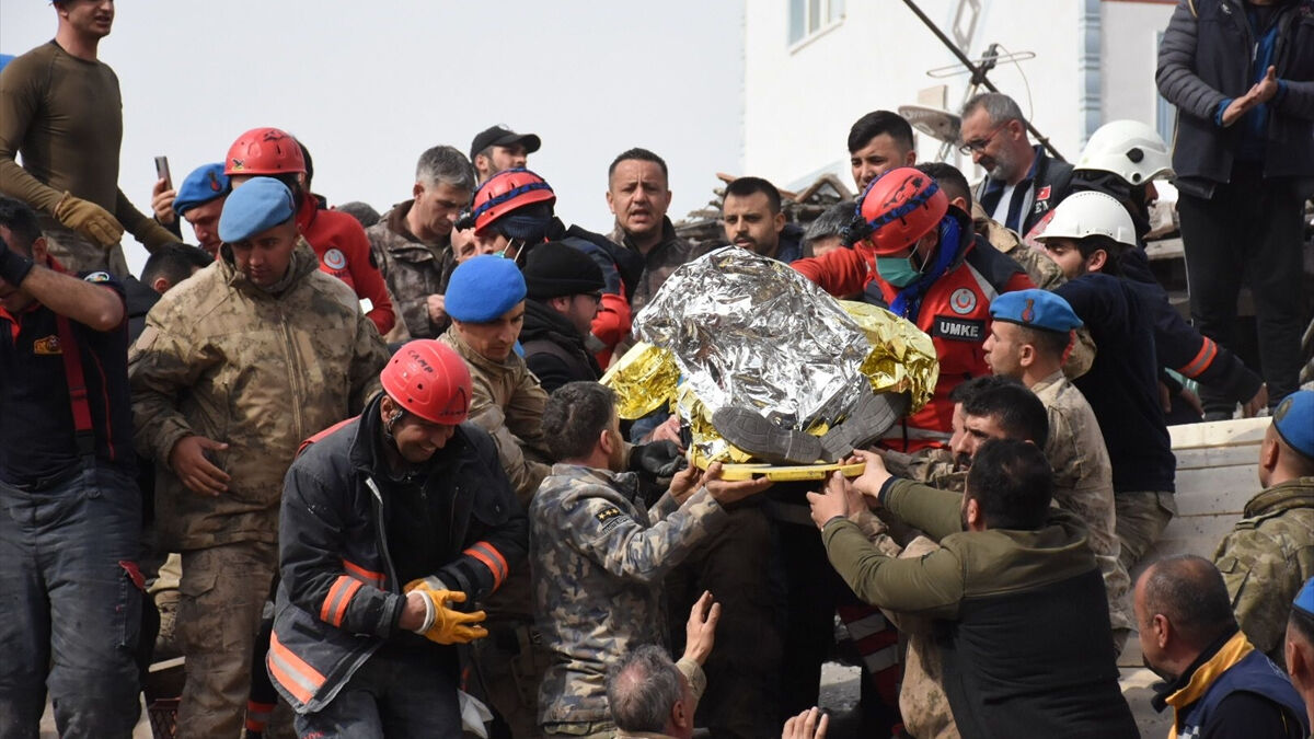Malatya depreminde yıkılan binanın altında kalan vatandaşlar kurtarıldı