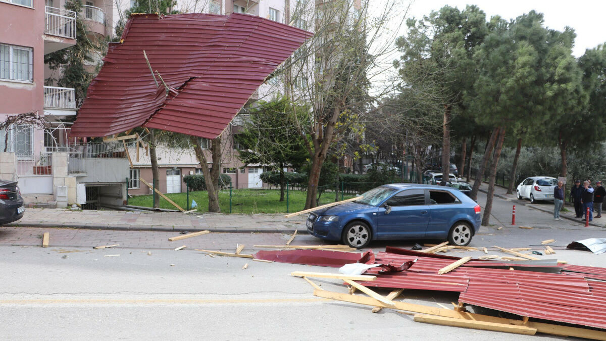 Denizli’de kuvvetli rüzgar çatıları uçurdu: 6 otomobil hasar gördü