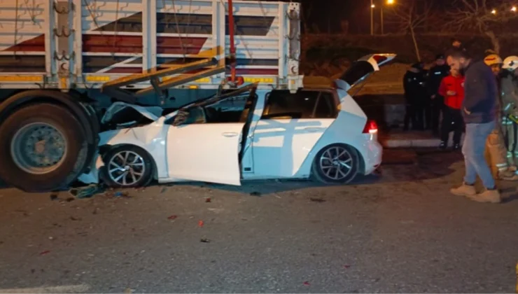 Araba tıra ok üzere saplandı: 2 kişi ağır yaralandı