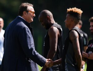 Beşiktaş Kulübü Lideri Hasan Arat ve Yönetim Kurulu Futbol Ekibiyle Bir Ortaya Geldi