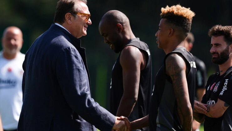 Beşiktaş Kulübü Lideri Hasan Arat ve Yönetim Kurulu Futbol Ekibiyle Bir Ortaya Geldi