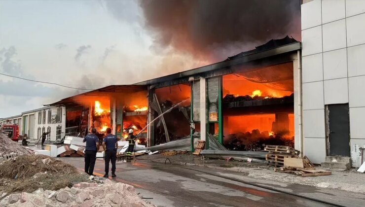 Adana’da Kırtasiye Materyalleri Bulunan Depoda Yangın Çıktı