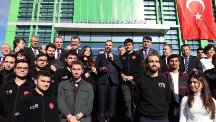 Bakan Kacır, İTÜ Proje ve Teknoloji Ekipleriyle Bir Ortaya Geldi