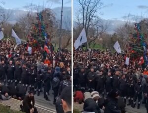 Yıldız Teknik Üniversitesi’nde yılbaşı ağacının önünde arbede çıktı