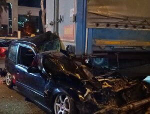 Bursa’da TIR’ın Dorsesinin Altına Giren Arabanın Şoförü Ağır Yaralandı