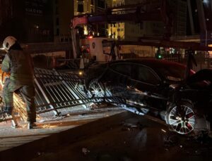 Şişli’de lüks araba demir korkuluklara çarptı: 3 yaralı