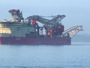 Boru döşeme gemisi ‘JSD6000’ İstanbul Boğazı’ndan geçiyor