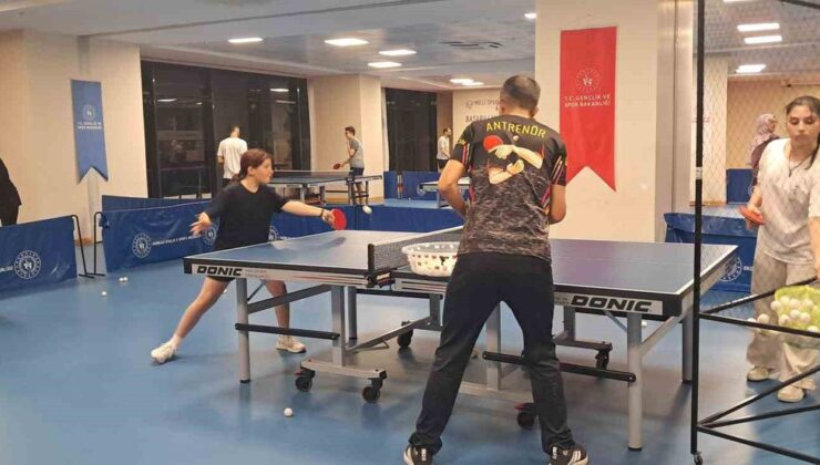 Erzincanlı minik masa tenisçiler ulusal kadro gayesiyle idmanlarda ter döküyor